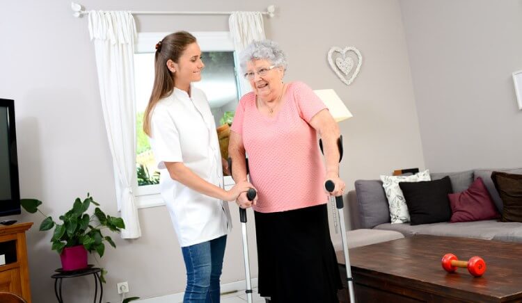 Enfermera a domicilio cuidando de una persona mayor
