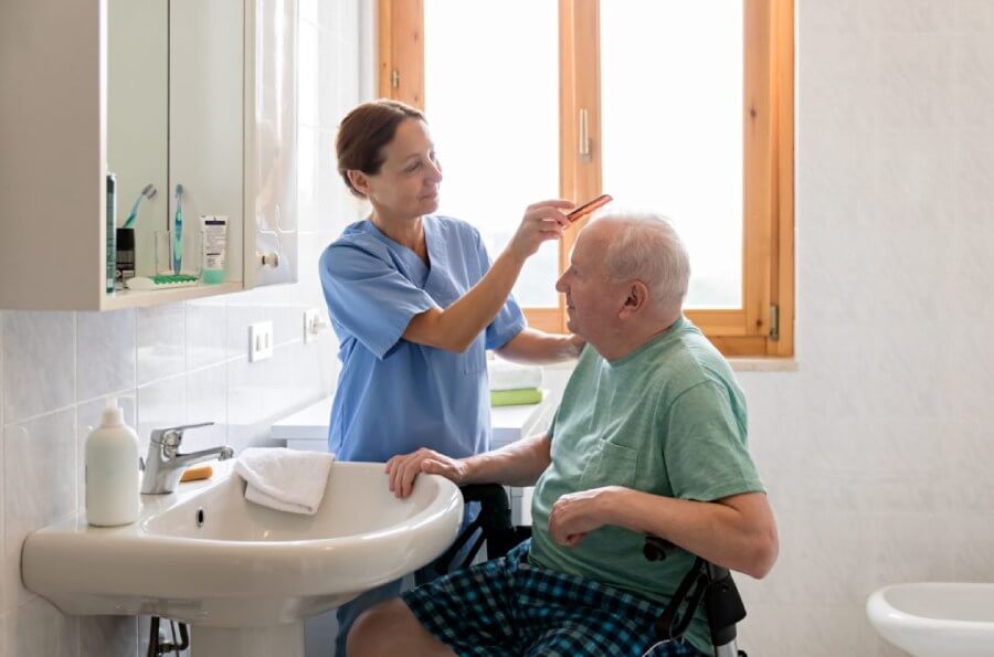 Enfermera a domicilio cuidando de la higiene de un paciente
